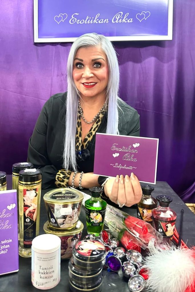 Erotiikan ajan yrittäjä Armi Soilanterä ja kaupan tuotteita